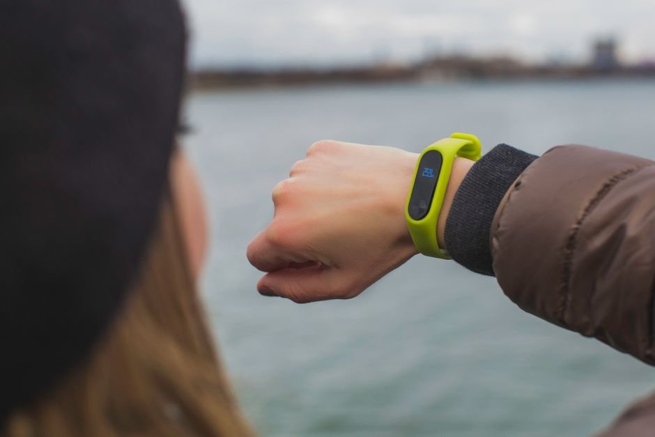 Close-up of a person looking at the pulse displayed on a smartwatch.
